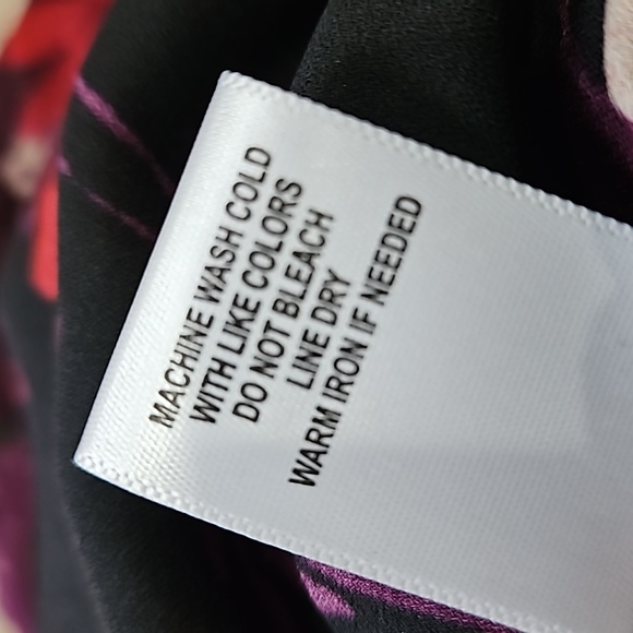 Beautiful Floral Pullover Top with Keyhole Neckline - Picture 6 of 8